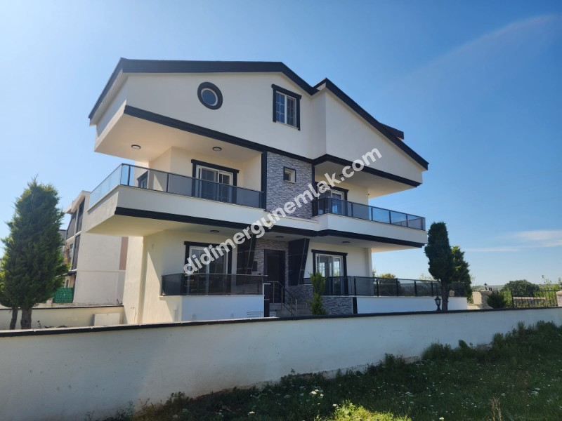 ALTINKUM MAHALLESİ’ NDE DENİZE YÜRÜME MESAFESİNDE | 5+1 AYRI MUTFAKLI | 2 GENİŞ BALKON + 2 BAHÇE | MÜSTAKİL OTOPARKLI 3 KATLI FIRSAT VİLLA!!!