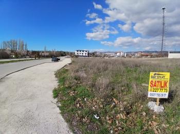 GÜVENAY - ÇORUM BUHARA BİŞKEK CADDESİ ÜZERİ KÖŞE BAŞI 1338 M2 SATILIK VİLLA ARSASI