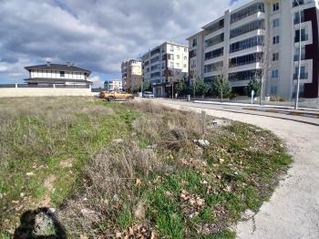 GÜVENAY - ÇORUM BUHARA BİŞKEK CADDESİ ÜZERİ KÖŞE BAŞI 1338 M2 SATILIK VİLLA ARSASI