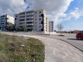 GÜVENAY - ÇORUM BUHARA BİŞKEK CADDESİ ÜZERİ KÖŞE BAŞI 1338 M2 SATILIK VİLLA ARSASI