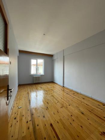 GÜVENAY - ÇORUM ULUKAVAK  MAH. DR.İLHAN GÜREL CADDESİ ÜZERİ 3+1 KİRALIK DAİRE 