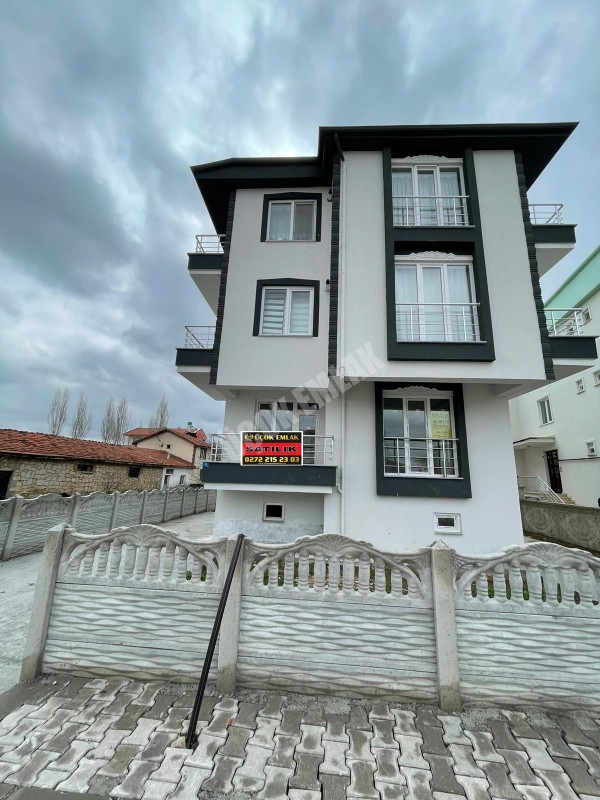 AFYON ÜÇOK EMLAKTAN MAREŞAL F ÇAKMAK MAH 3+1 115M²  SIFIR AYARINDA SATILIK DAİRE