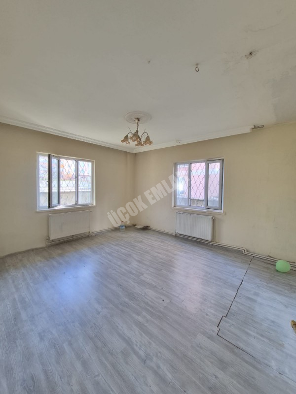 AFYON ÜÇOK EMLAKTAN EŞREFPAŞA MAH 2+1 90M² TEMİZ BAKIMLI KİRALIK DAİRE 