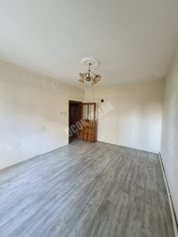 AFYON ÜÇOK EMLAKTAN EŞREFPAŞA MAH 2+1 90M² TEMİZ BAKIMLI KİRALIK DAİRE 