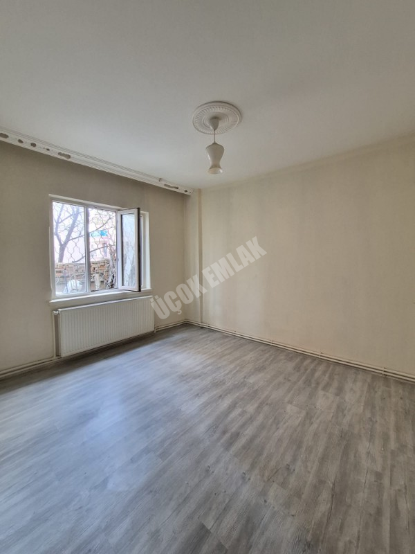 AFYON ÜÇOK EMLAKTAN EŞREFPAŞA MAH 2+1 90M² TEMİZ BAKIMLI KİRALIK DAİRE 