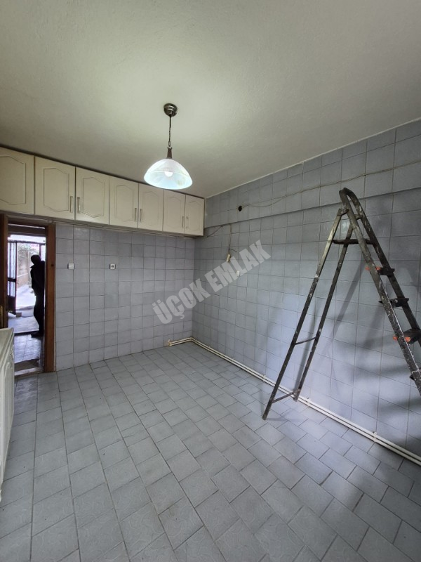 AFYON ÜÇOK EMLAKTAN EŞREFPAŞA MAH 2+1 90M² TEMİZ BAKIMLI KİRALIK DAİRE 