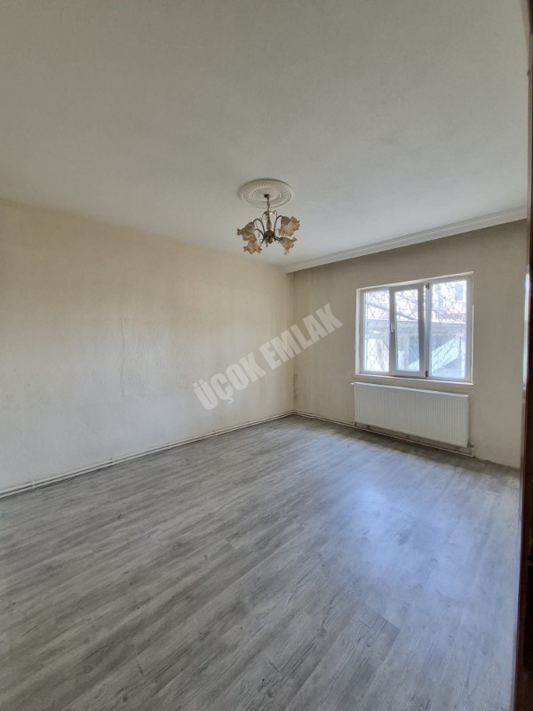 AFYON ÜÇOK EMLAKTAN EŞREFPAŞA MAH 2+1 90M² TEMİZ BAKIMLI KİRALIK DAİRE 