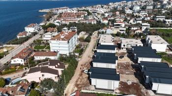 GEMLİK KURŞUNLU'DA SAHİLE 100 ADIM, HAVUZLU SİTEDE SATILIK 2 KATLI SIFIR VİLLA