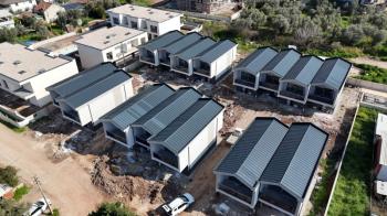 GEMLİK KURŞUNLU'DA SAHİLE 100 ADIM, HAVUZLU SİTEDE SATILIK 2 KATLI SIFIR VİLLA