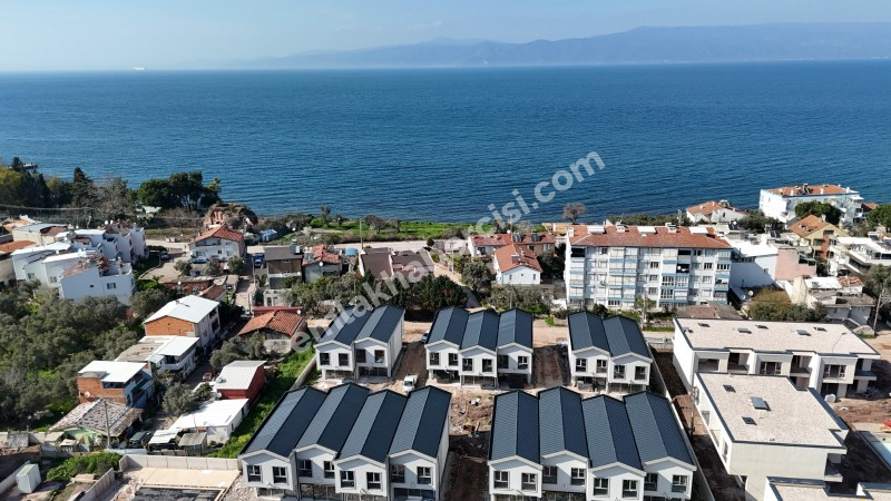 GEMLİK KURŞUNLU'DA SAHİLE 100 ADIM, HAVUZLU SİTEDE SATILIK 2 KATLI SIFIR VİLLA