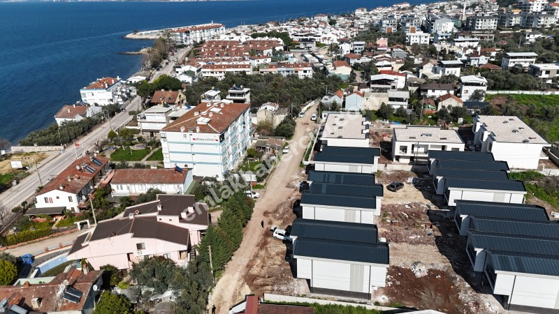 GEMLİK KURŞUNLU'DA SAHİLE 100 ADIM, HAVUZLU SİTEDE SATILIK 2 KATLI SIFIR VİLLA