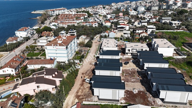 GEMLİK KURŞUNLU'DA SAHİLE 100 ADIM, HAVUZLU SİTEDE SATILIK 2 KATLI SIFIR VİLLA