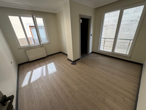 Binevler'de Metro'ya 5 Dk Asansörlü 4+1 Boş Satılık Dubleks