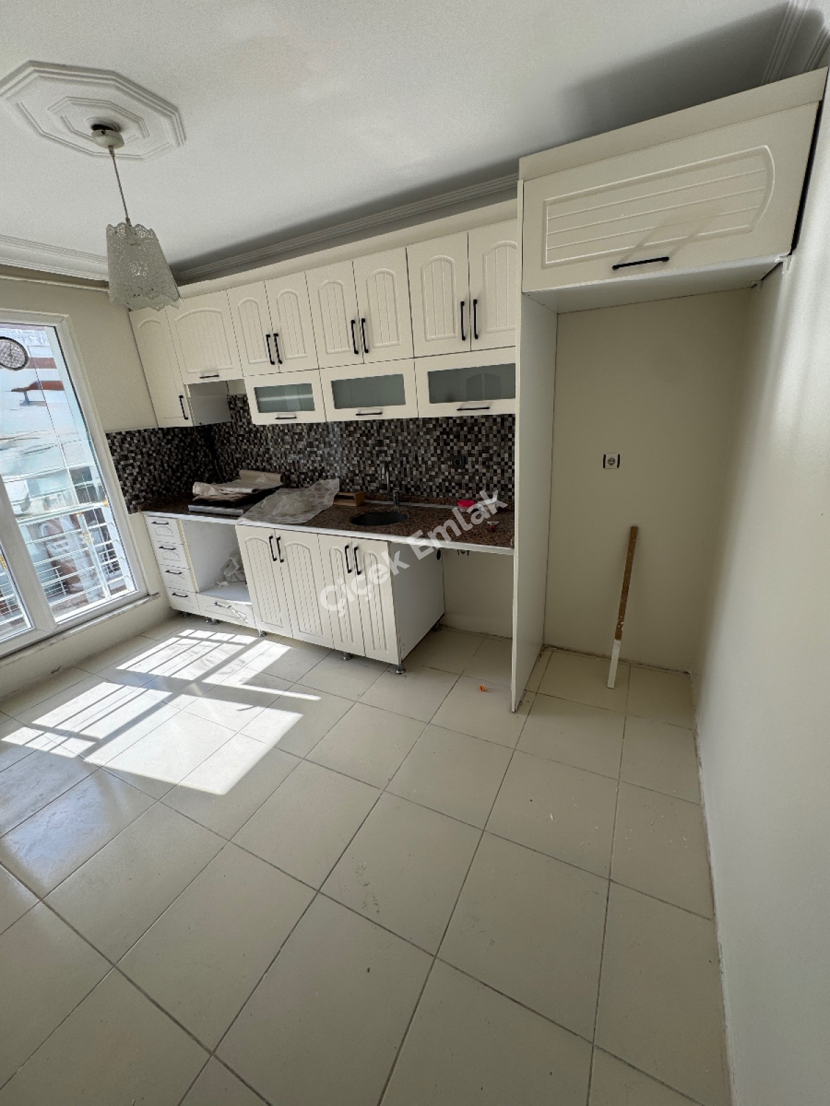 Binevler'de Metro'ya 5 Dk Asansörlü 4+1 Boş Satılık Dubleks