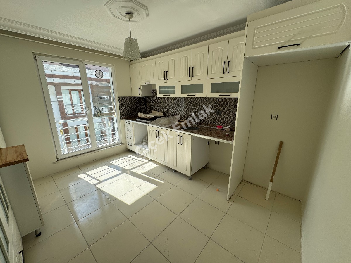 Binevler'de Metro'ya 5 Dk Asansörlü 4+1 Boş Satılık Dubleks