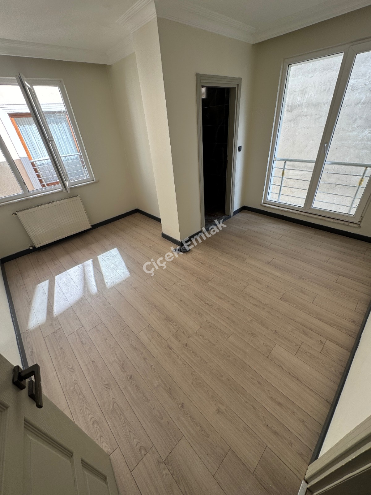 Binevler'de Metro'ya 5 Dk Asansörlü 4+1 Boş Satılık Dubleks