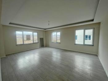 AFYON ÜÇOK EMLAKTAN SÜLÜN DE ANA YOL ÜZERİ  SATILIK  ARAKAT 3+1 ASANSÖRLÜ LÜX GENİŞ DAİRE