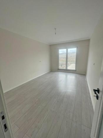 AFYON ÜÇOK EMLAKTAN SÜLÜN DE ANA YOL ÜZERİ  SATILIK  ARAKAT 3+1 ASANSÖRLÜ LÜX GENİŞ DAİRE