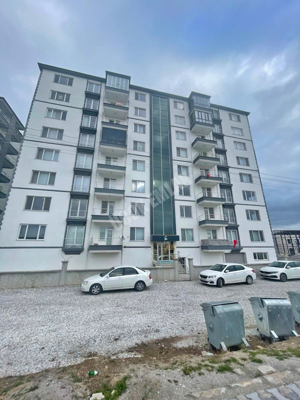 AFYON ÜÇOK EMLAKTAN SÜLÜN DE ANA YOL ÜZERİ  SATILIK  ARAKAT 3+1 ASANSÖRLÜ LÜX GENİŞ DAİRE