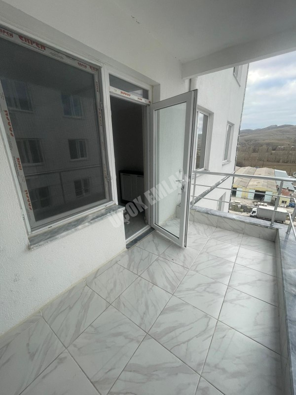 AFYON ÜÇOK EMLAKTAN SÜLÜN DE ANA YOL ÜZERİ  SATILIK  ARAKAT 3+1 ASANSÖRLÜ LÜX GENİŞ DAİRE