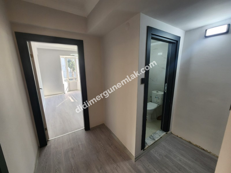 ÇAMLIK MAHALLESİ’ NDE  DENİZE YAKIN, KOMPLE TADİLATLI 2+1 AYRI MUTFAK ARA KAT FIRSAT DAİRE!