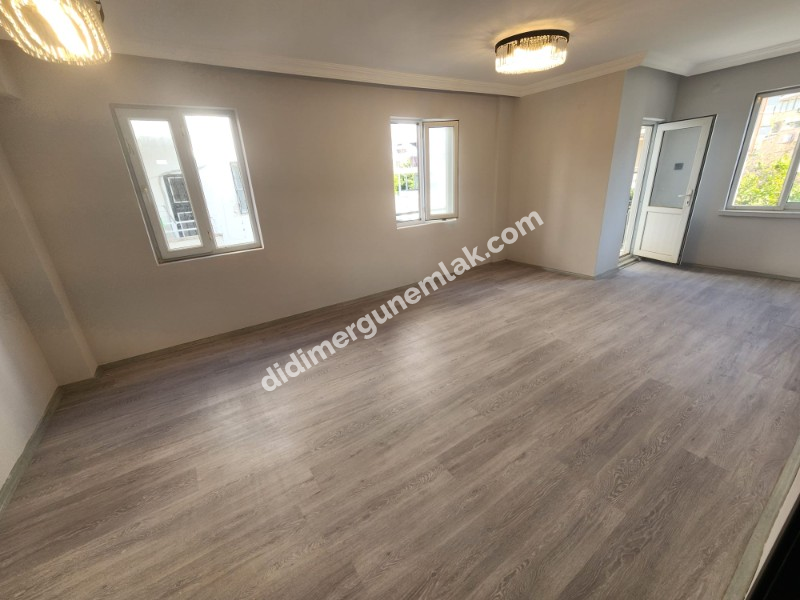 ÇAMLIK MAHALLESİ’ NDE  DENİZE YAKIN, KOMPLE TADİLATLI 2+1 AYRI MUTFAK ARA KAT FIRSAT DAİRE!