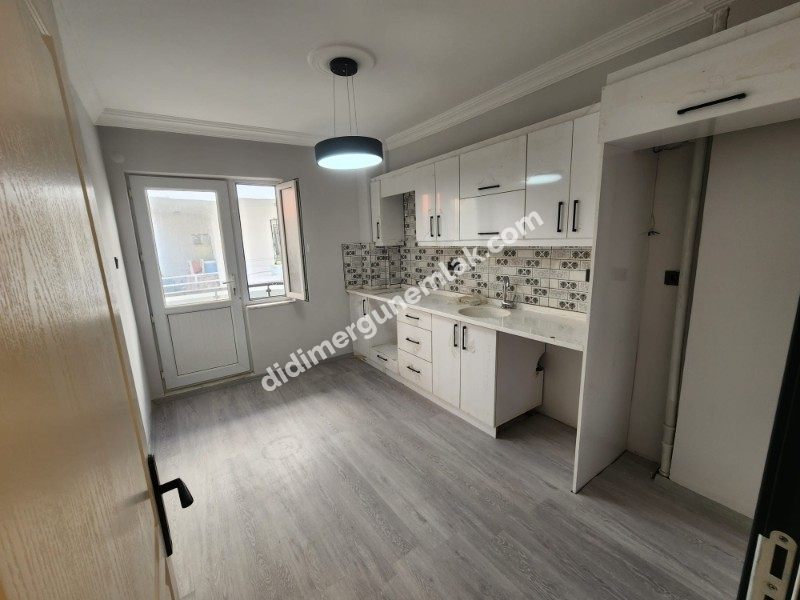 ÇAMLIK MAHALLESİ’ NDE  DENİZE YAKIN, KOMPLE TADİLATLI 2+1 AYRI MUTFAK ARA KAT FIRSAT DAİRE!