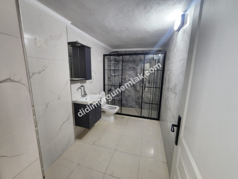 ÇAMLIK MAHALLESİ’ NDE  DENİZE YAKIN, KOMPLE TADİLATLI 2+1 AYRI MUTFAK ARA KAT FIRSAT DAİRE!