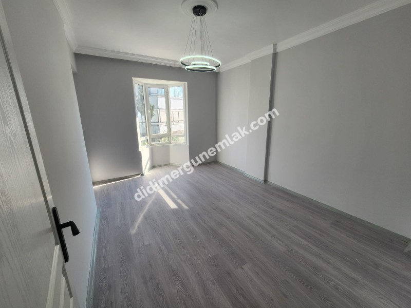 ÇAMLIK MAHALLESİ’ NDE  DENİZE YAKIN, KOMPLE TADİLATLI 2+1 AYRI MUTFAK ARA KAT FIRSAT DAİRE!