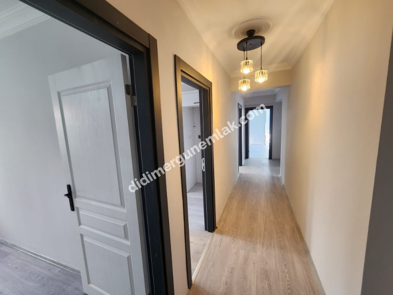 ÇAMLIK MAHALLESİ’ NDE  DENİZE YAKIN, KOMPLE TADİLATLI 2+1 AYRI MUTFAK ARA KAT FIRSAT DAİRE!