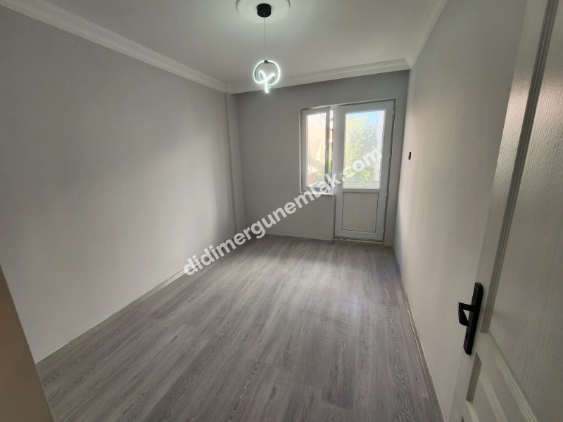 ÇAMLIK MAHALLESİ’ NDE  DENİZE YAKIN, KOMPLE TADİLATLI 2+1 AYRI MUTFAK ARA KAT FIRSAT DAİRE!