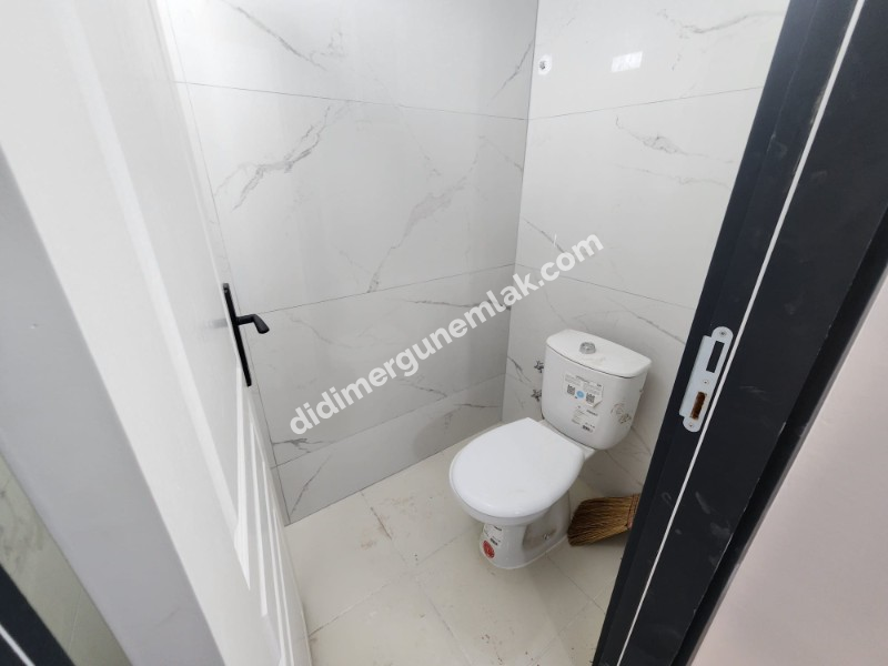 ÇAMLIK MAHALLESİ’ NDE  DENİZE YAKIN, KOMPLE TADİLATLI 2+1 AYRI MUTFAK ARA KAT FIRSAT DAİRE!