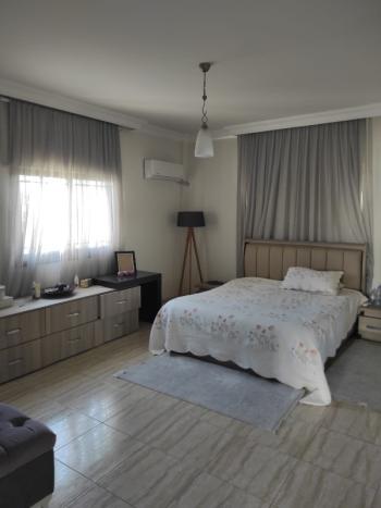 MAĞUSA, TUZLA TEPE BÖLGESİNDE SATILIK GENİŞ BAHÇELİ VİLLA