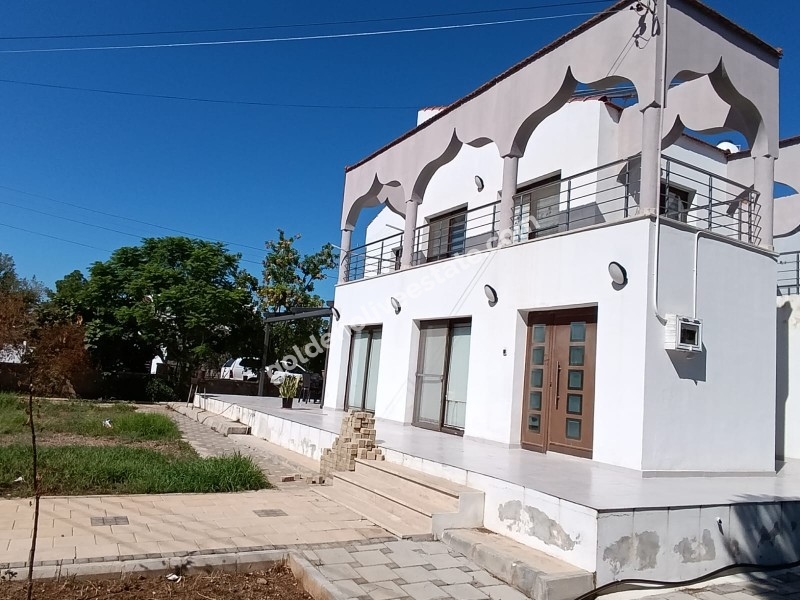 MAĞUSA, TUZLA TEPE BÖLGESİNDE SATILIK GENİŞ BAHÇELİ VİLLA
