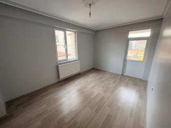 GÜVENAY -  ÇORUM YAVRUTURNA MAH.EMEK CADDESİ ÜZERİ 4+1 KİRALIK FIRSAT DAİRE
