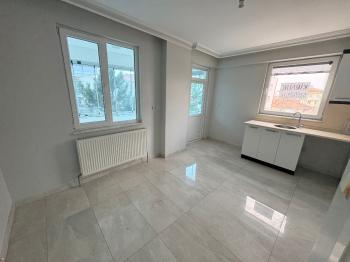 GÜVENAY -  ÇORUM YAVRUTURNA MAH.EMEK CADDESİ ÜZERİ 4+1 KİRALIK FIRSAT DAİRE