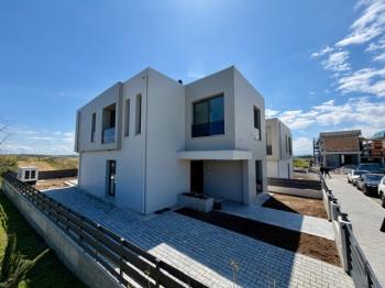 Lefkoşa Gönyeli'de Türk Tapulu, 4 Yatak odalı, Modern Tasarım Satılık Villa