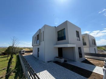 KKTC Girne Boğaz Bölgesinde Şıklığı ve Konforu Sunan 4+1 Satılık Türk Tapulu Yeni Villa