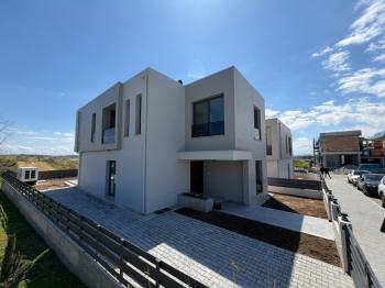 KKTC Girne Boğaz Bölgesinde Şıklığı ve Konforu Sunan 4+1 Satılık Türk Tapulu Yeni Villa