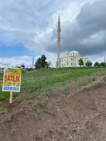 GÜVENAY - ÇORUM UZAY ILICA İLERİSİ ANA YOLDA SERBEST TİP VİLLA ARSASI
