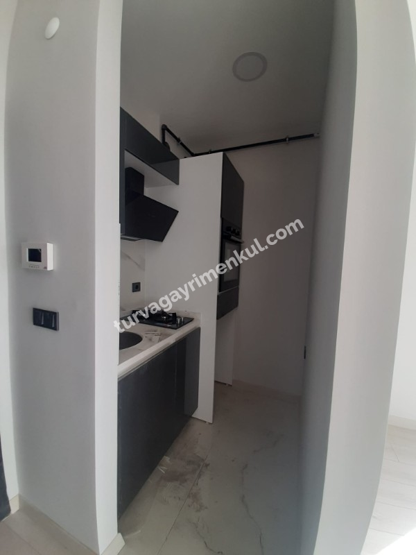 ADLİYE VE RESMİ KURUMLARA YAKIN KİRALIK 1+1 BÜROLAR