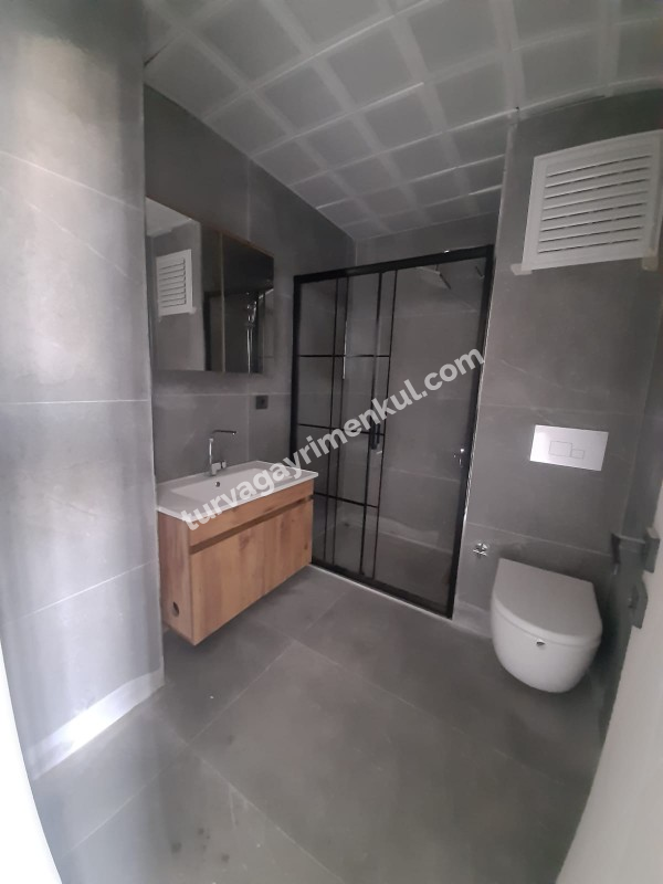 ADLİYE VE RESMİ KURUMLARA YAKIN KİRALIK 1+1 BÜROLAR