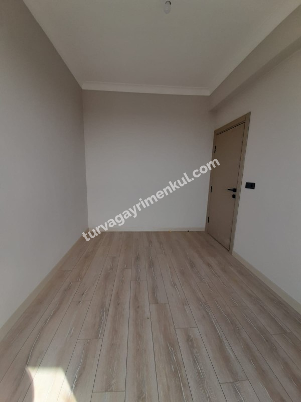 ADLİYE VE RESMİ KURUMLARA YAKIN KİRALIK 1+1 BÜROLAR