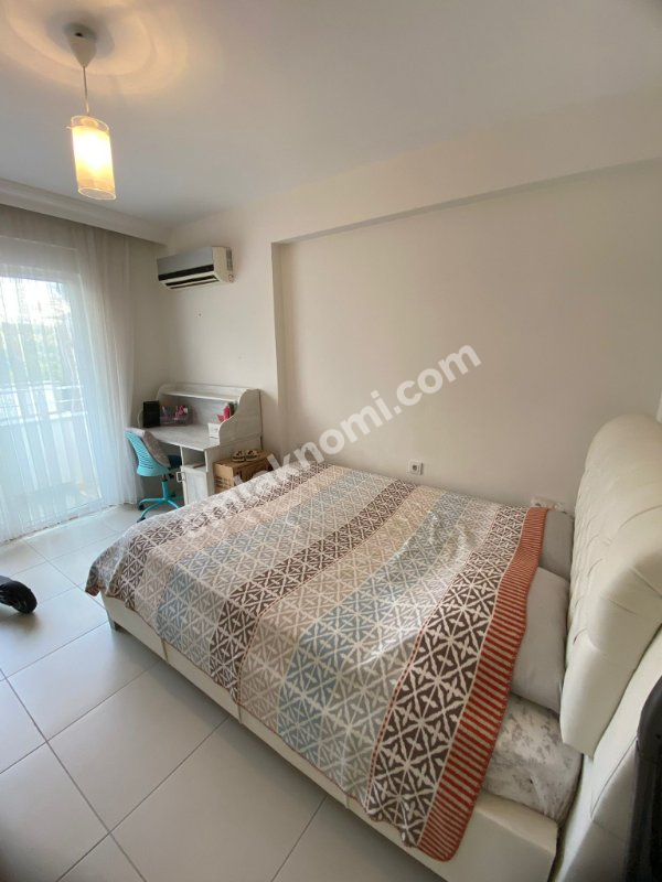 EMLAKNOMİ'DEN MAHMUTLAR 2+1 EŞYALI AKTİVİTELİ SİTE İÇERİSİNDE 2,KAT DENİZE 1000 METRE MESAFEDE