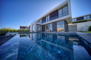  Girne'nin  Yeşiltepe'de Satılık Havuzlu Ultralüx Villa