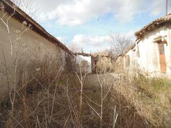 TURGUTBEYDE PINARHİSAR YOLUNA CEPHELİ AVLULU KERPİÇ EV