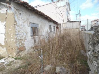 TURGUTBEYDE PINARHİSAR YOLUNA CEPHELİ AVLULU KERPİÇ EV