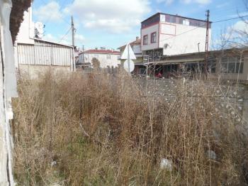 TURGUTBEYDE PINARHİSAR YOLUNA CEPHELİ AVLULU KERPİÇ EV