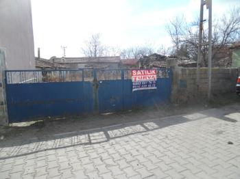 TURGUTBEYDE PINARHİSAR YOLUNA CEPHELİ AVLULU KERPİÇ EV