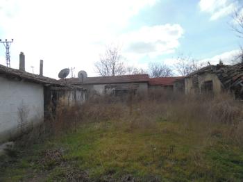 TURGUTBEYDE PINARHİSAR YOLUNA CEPHELİ AVLULU KERPİÇ EV